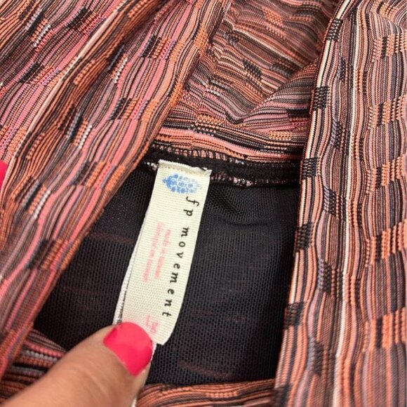 FREE PEOPLE movement collared sleeveless workout top. Size L. Hidden pocket. Gor - Picture 4 of 9